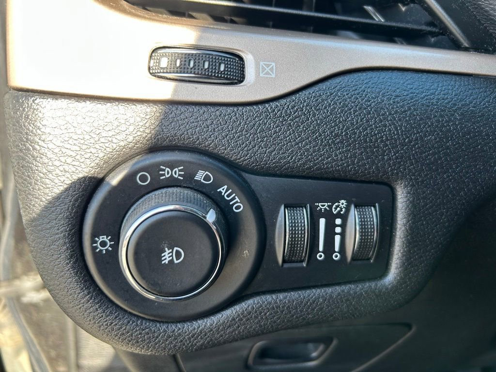 Used 2016 Jeep Cherokee Latitude w/ Cold Weather Group AWD/4WD image 14