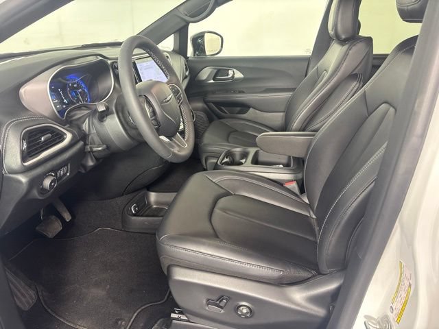 Used 2025 Chrysler Pacifica Select FWD image 2