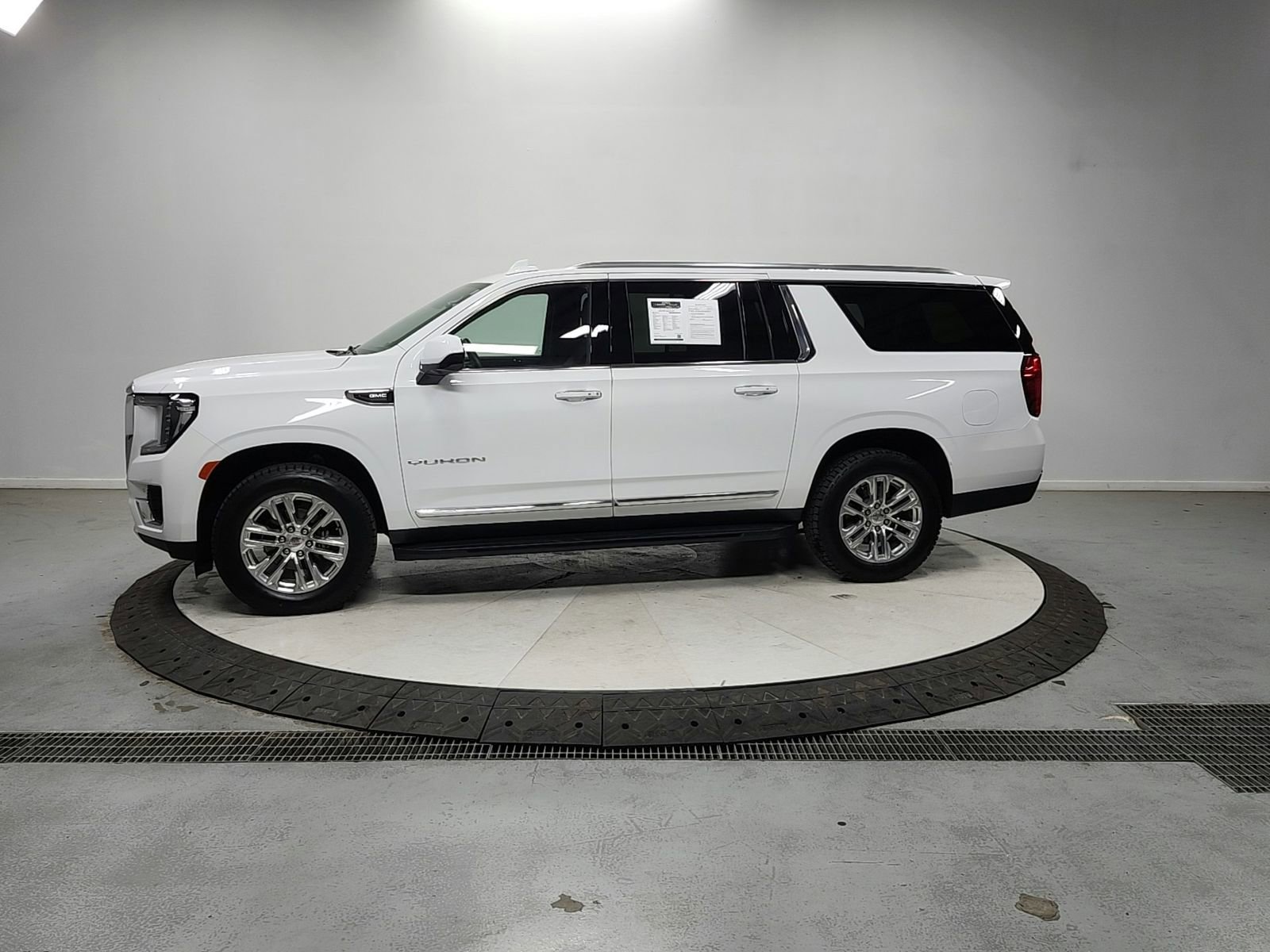 Used 2024 GMC Yukon XL SLT image 4