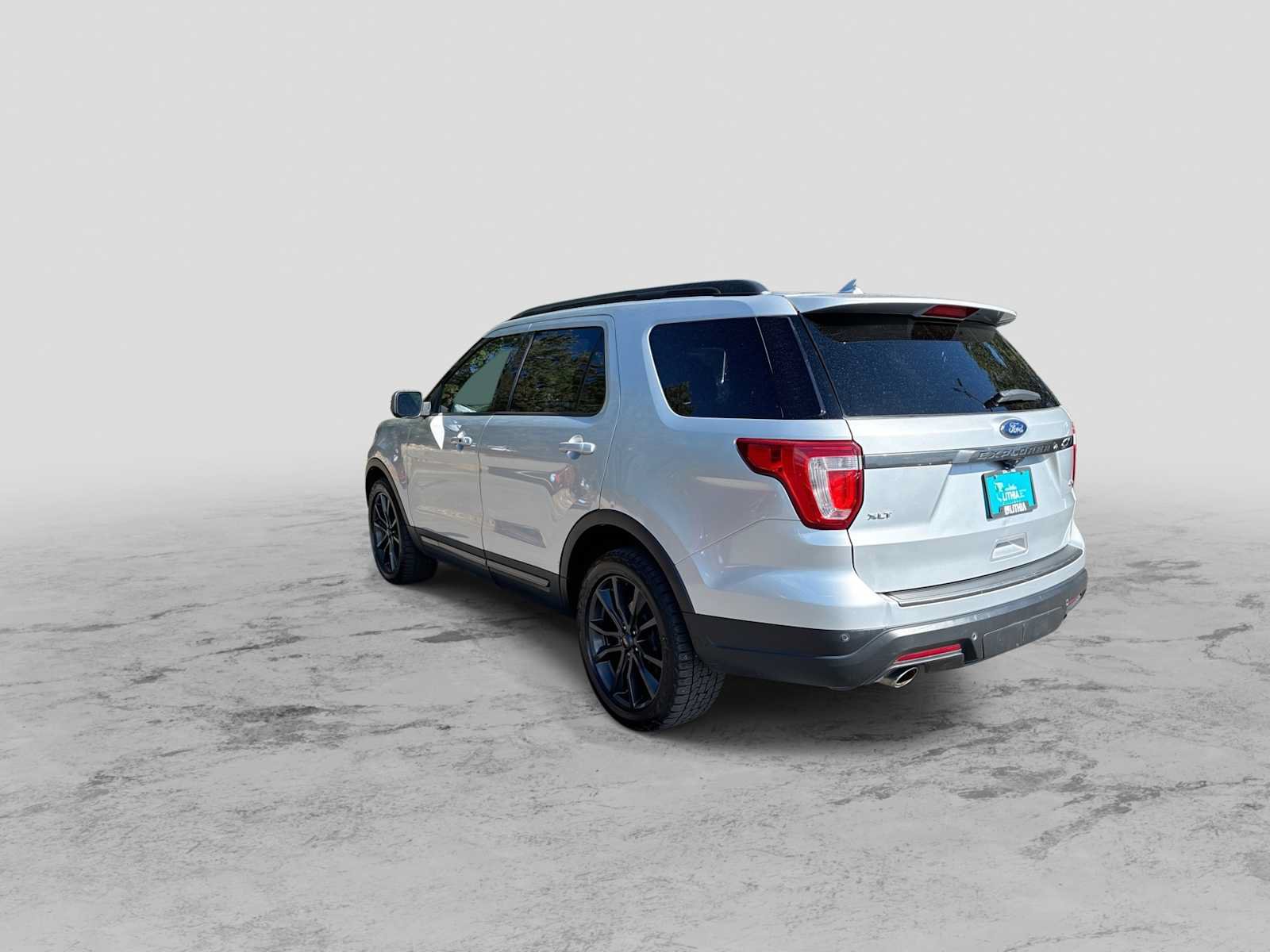 Used 2018 Ford Explorer XLT w/ Equipment Group 202A AWD/4WD image 6