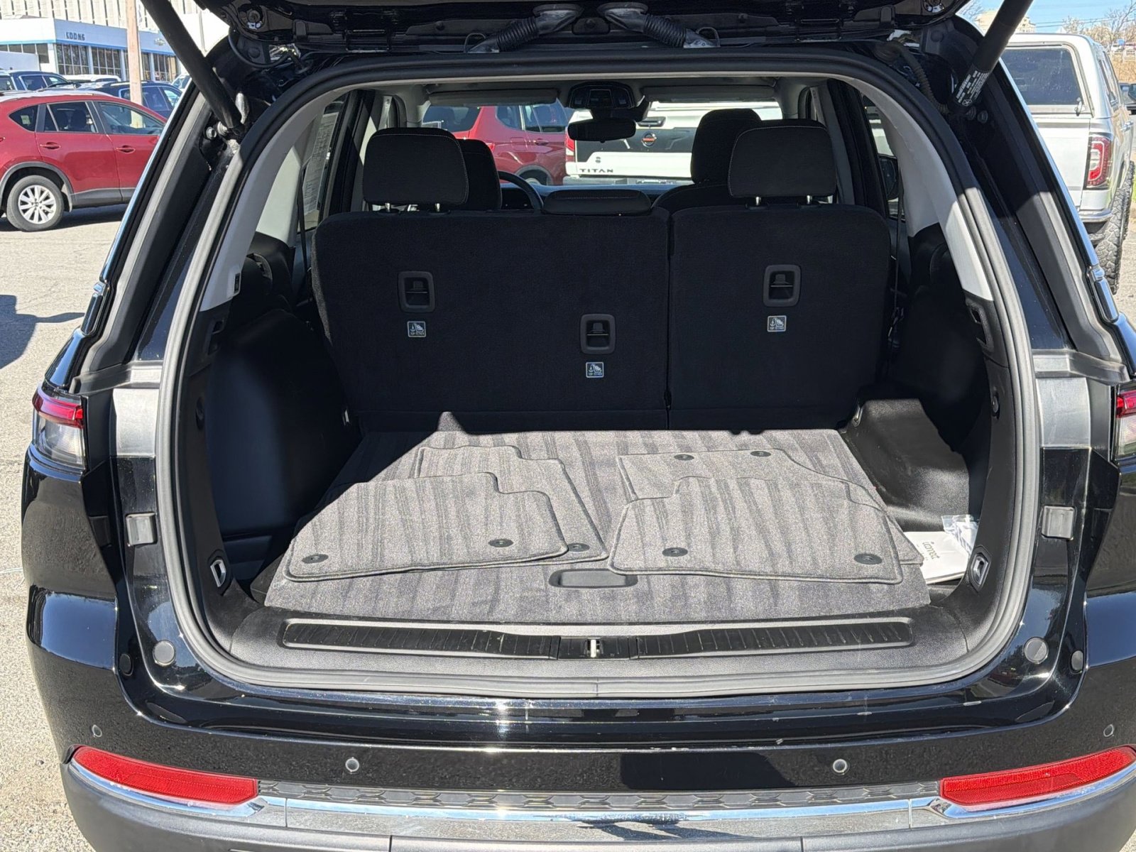 Used 2023 Jeep Grand Cherokee Laredo w/ Luxury Tech Group I image 25