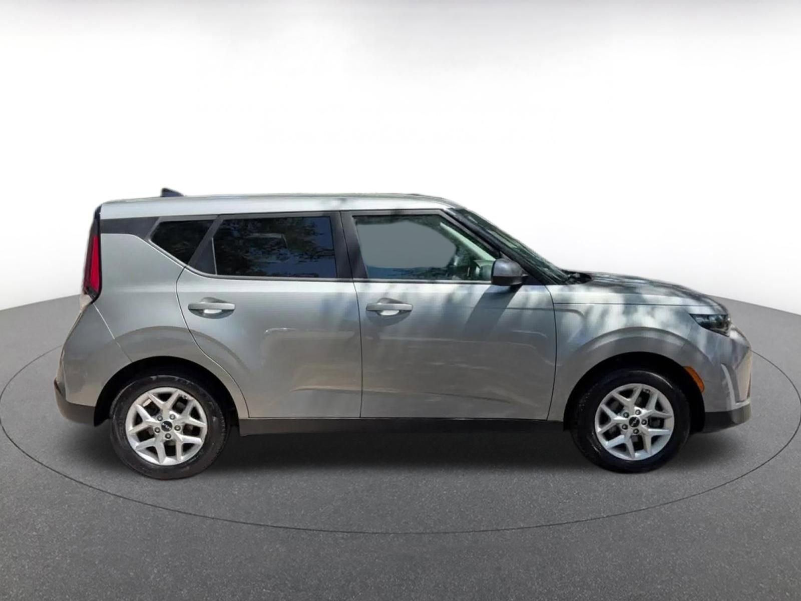 Used 2025 Kia Soul LX w/ LX Technology Package FWD image 17