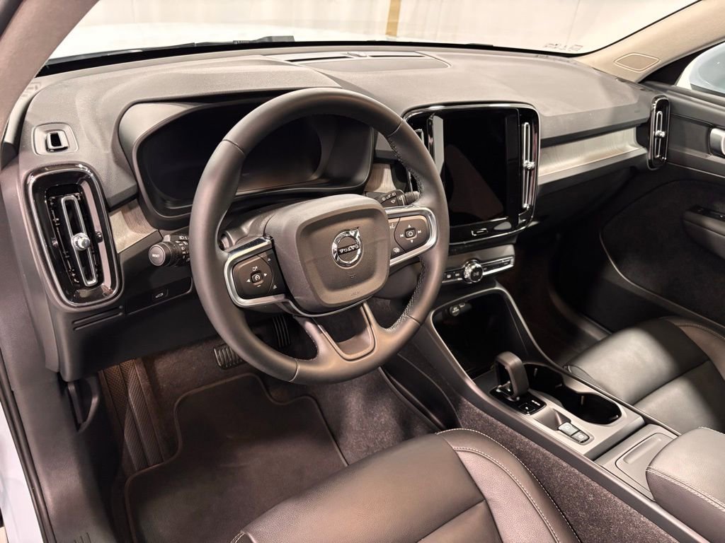 Certified 2025 Volvo XC40 B5 Core image 10