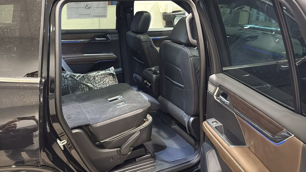 New 2026 GMC Acadia Denali Ultimate w/ LPO, Floor Liner Package AWD/4WD image 15