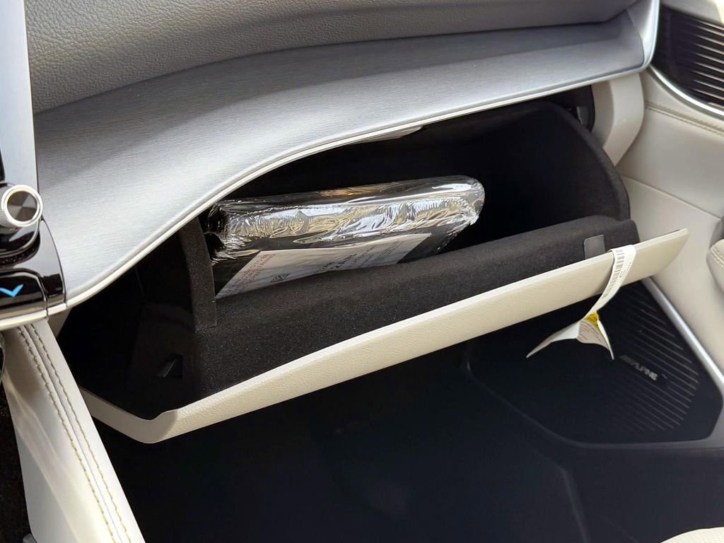 Certified 2025 Jeep Wagoneer 4WD image 31