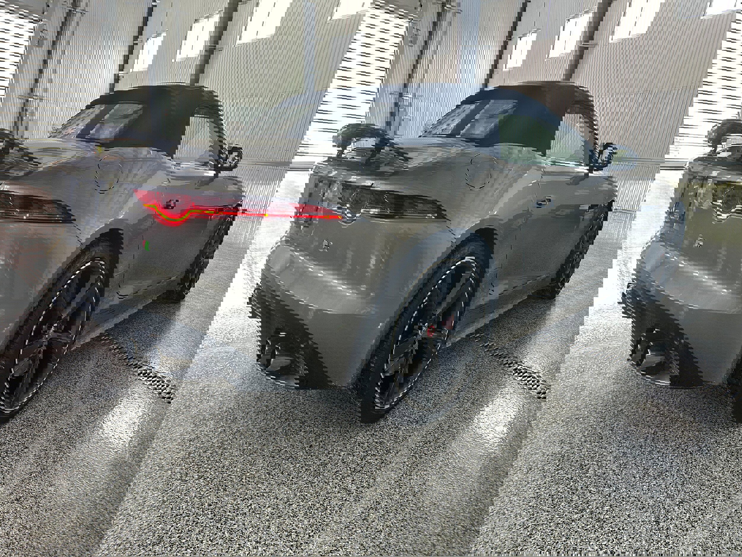 Used 2018 Jaguar F-TYPE R image 10