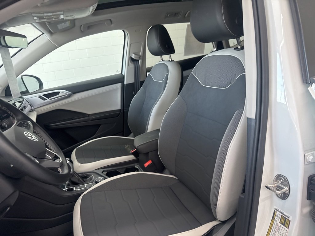 Certified 2025 Volkswagen Taos SE image 8