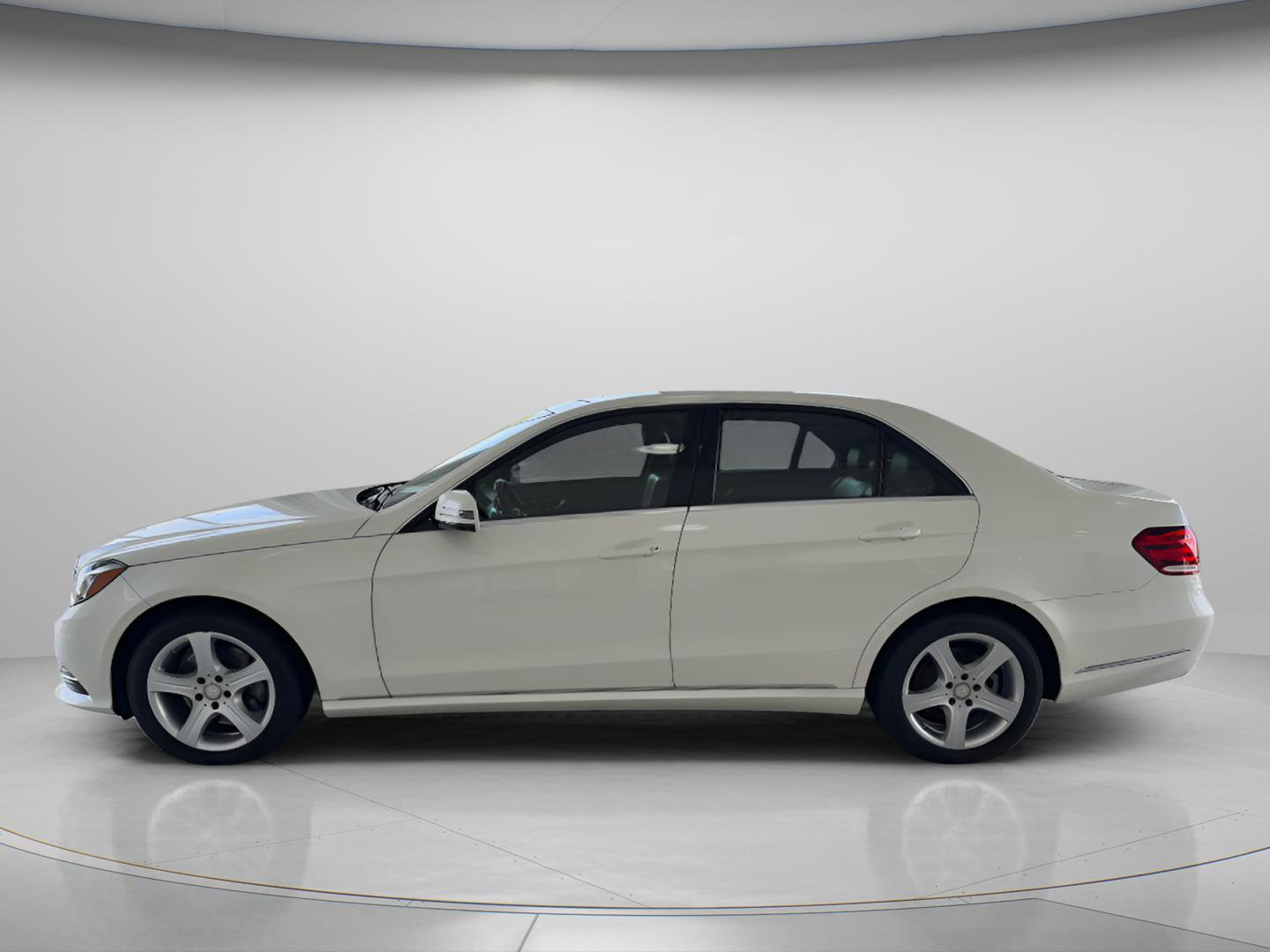 Used 2016 Mercedes-Benz E 350 Sedan image 2