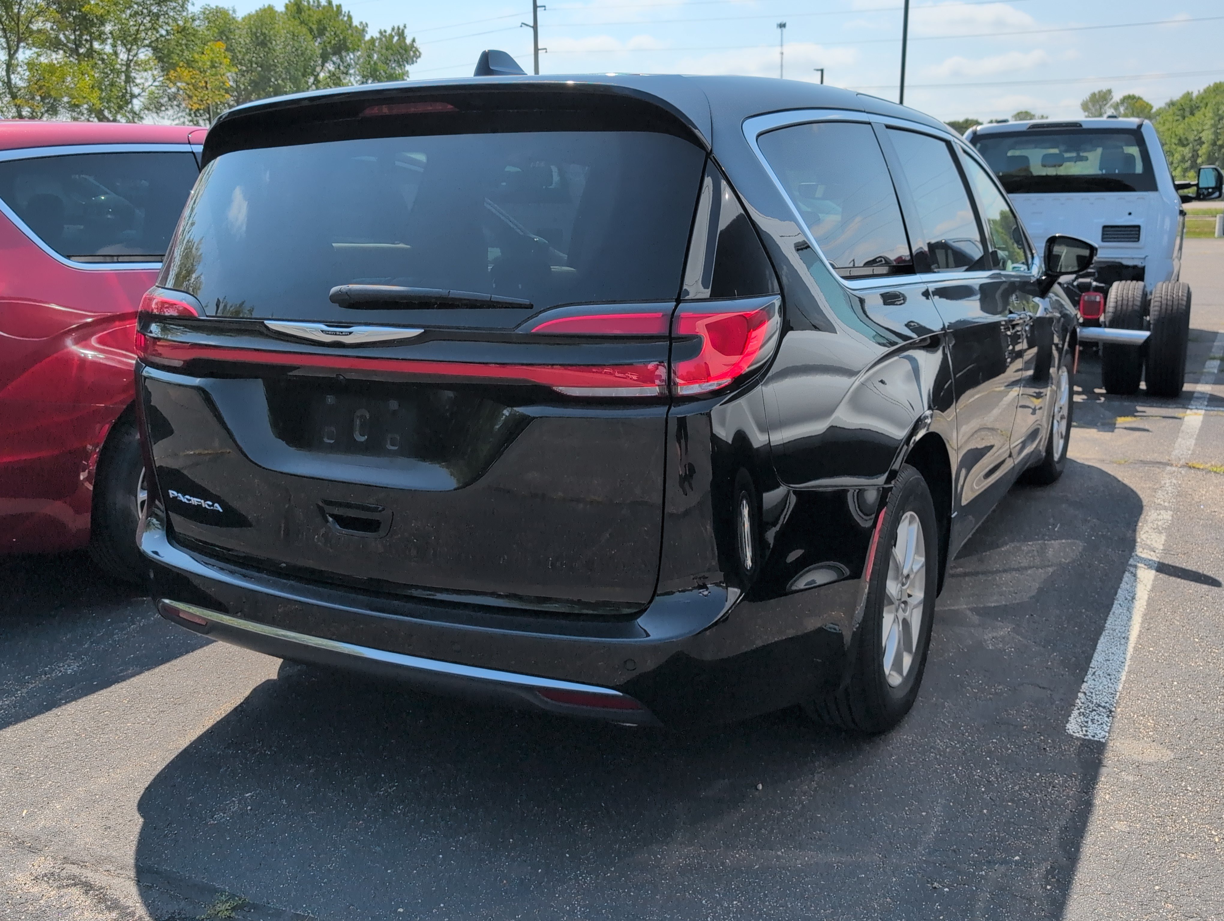 Used 2024 Chrysler Pacifica Touring-L FWD image 4