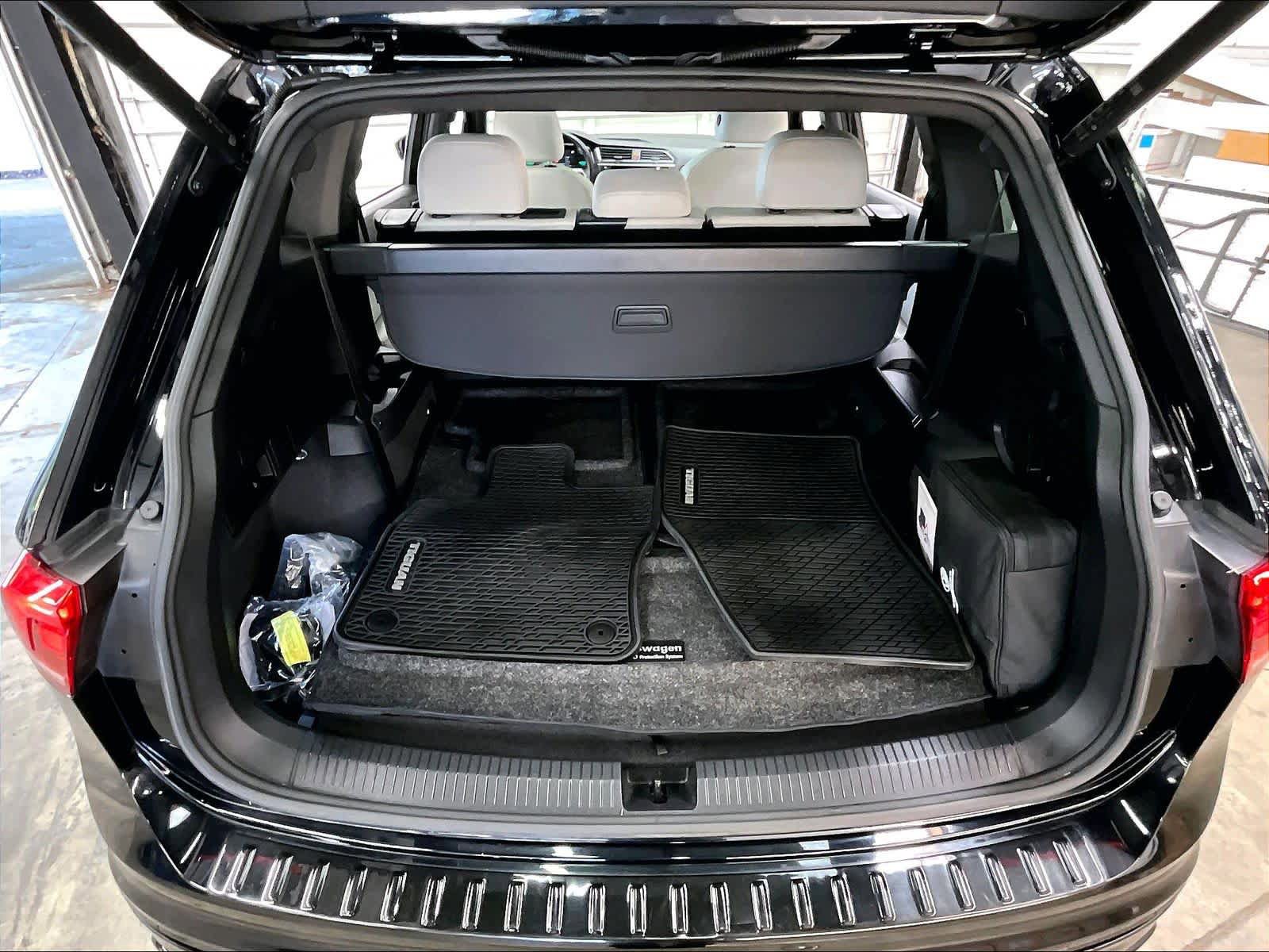 Used 2023 Volkswagen Tiguan SE R-Line FWD image 30