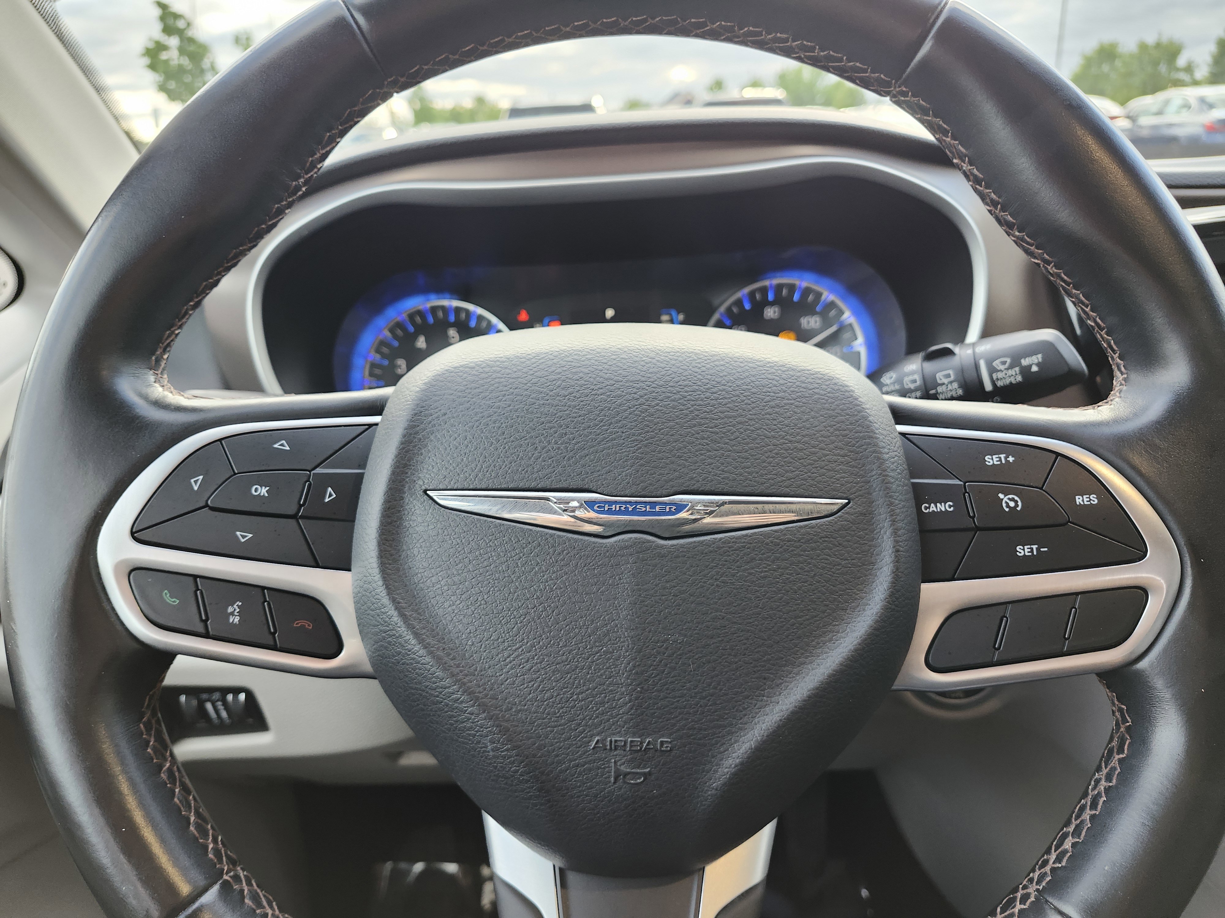Used 2017 Chrysler Pacifica Touring-L FWD image 27