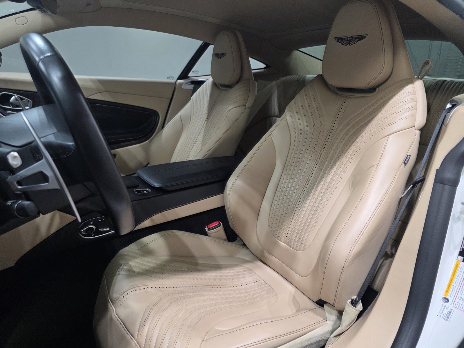 Used 2023 Aston Martin DB11 Coupe RWD image 12