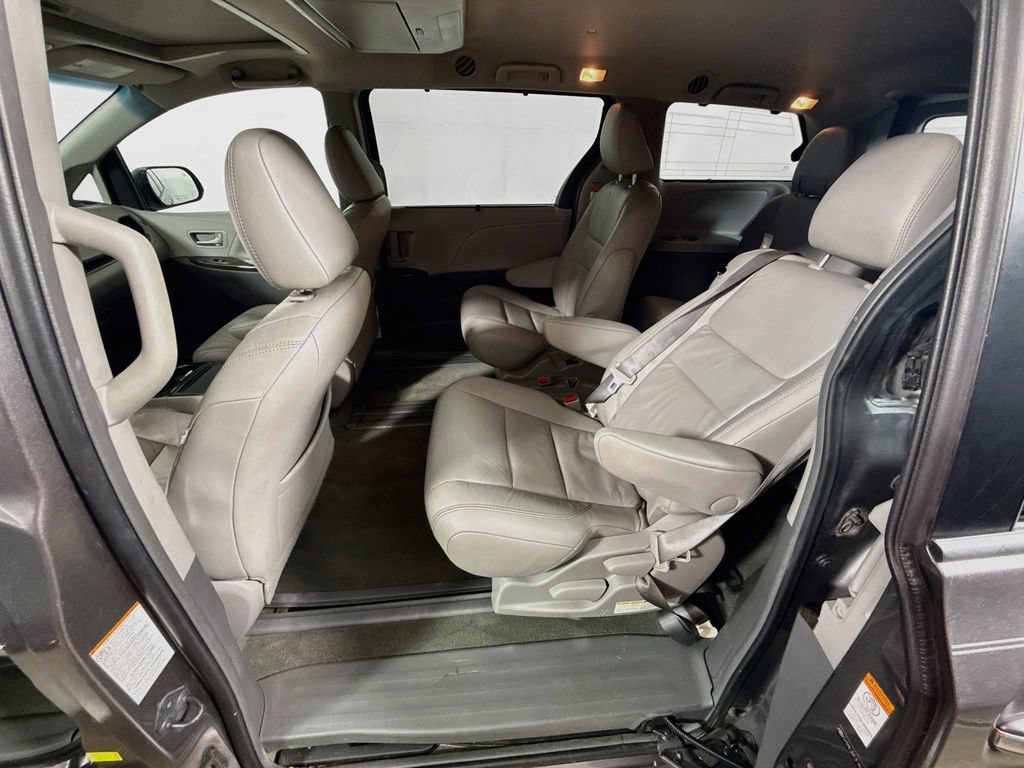 Used 2015 Toyota Sienna XLE Premium FWD image 22