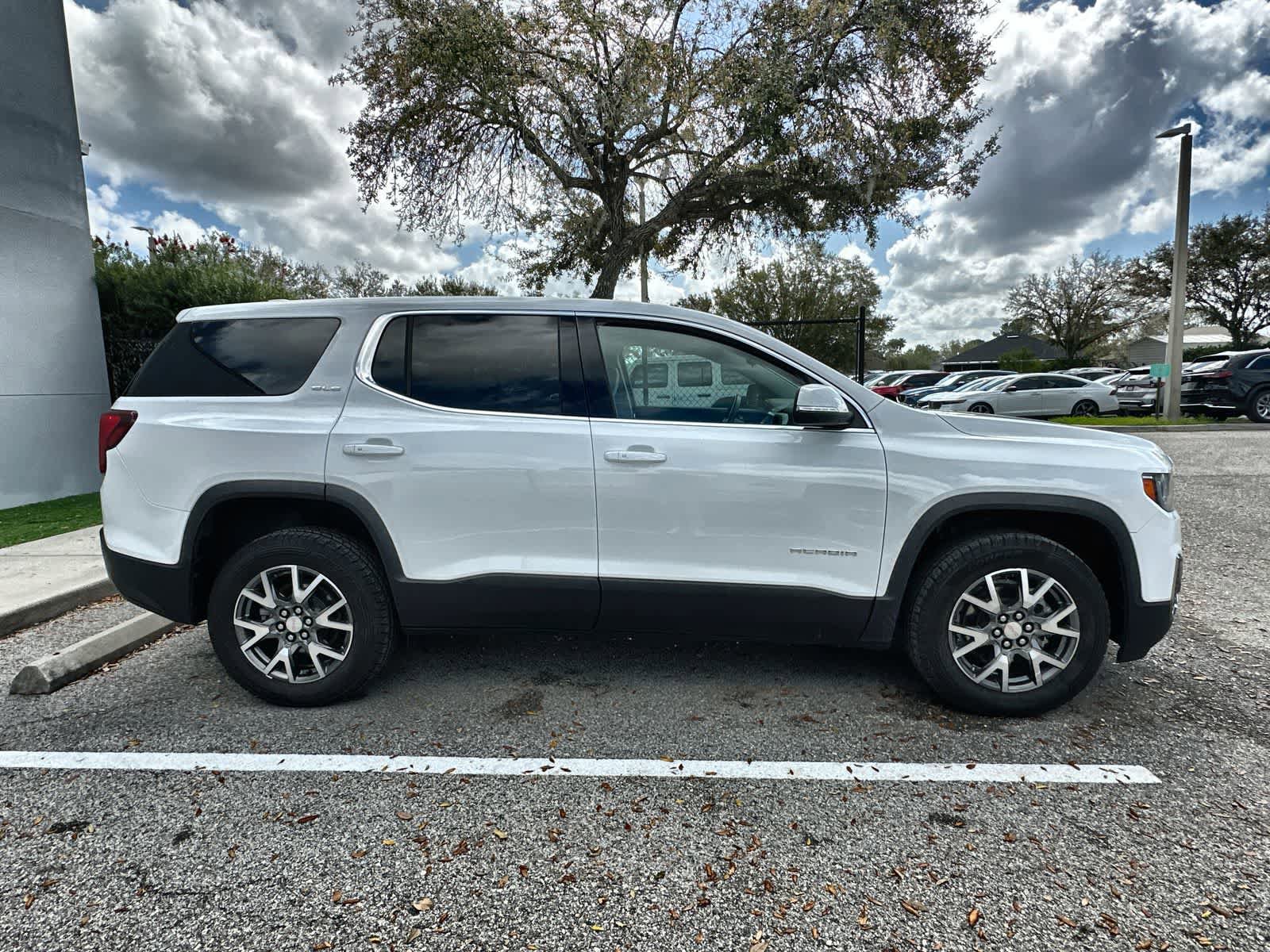 Used 2023 GMC Acadia SLE image 10