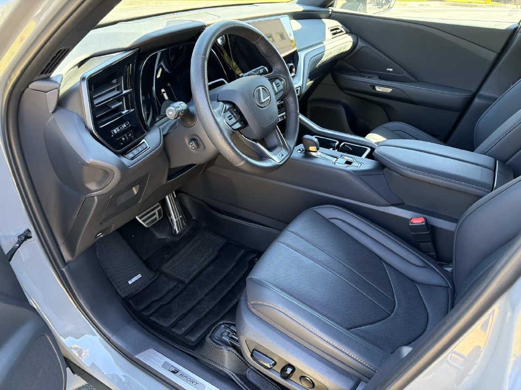 Used 2025 Lexus TX 500h AWD w/ Technology Package image 10