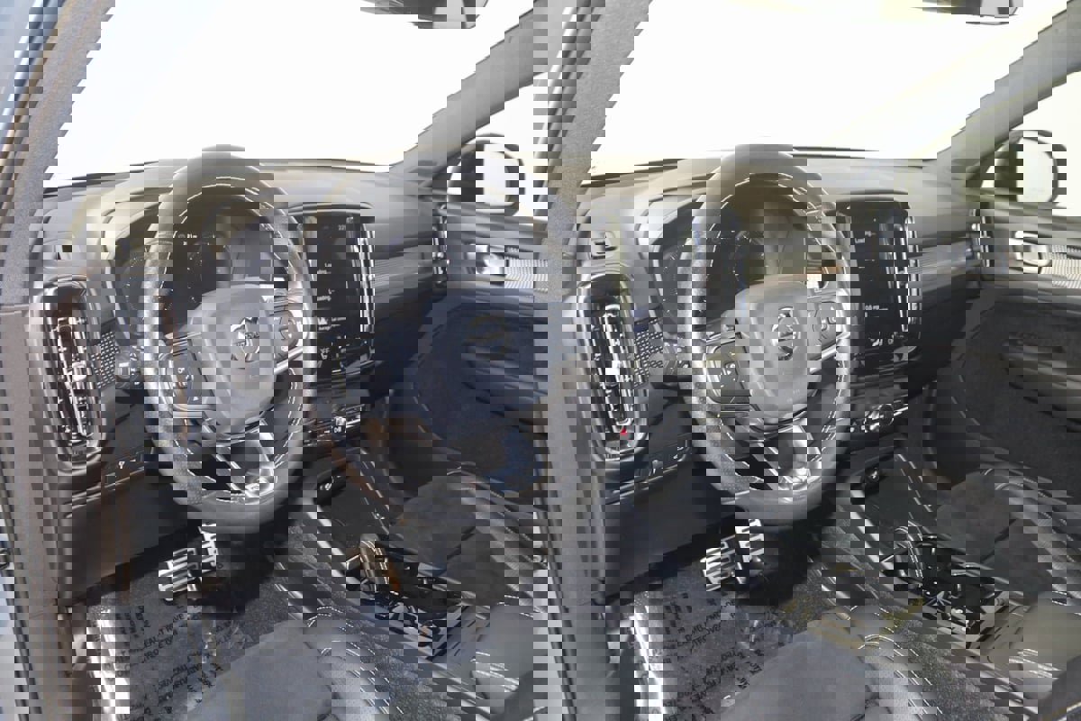 Used 2020 Volvo XC40 T5 R-Design image 25