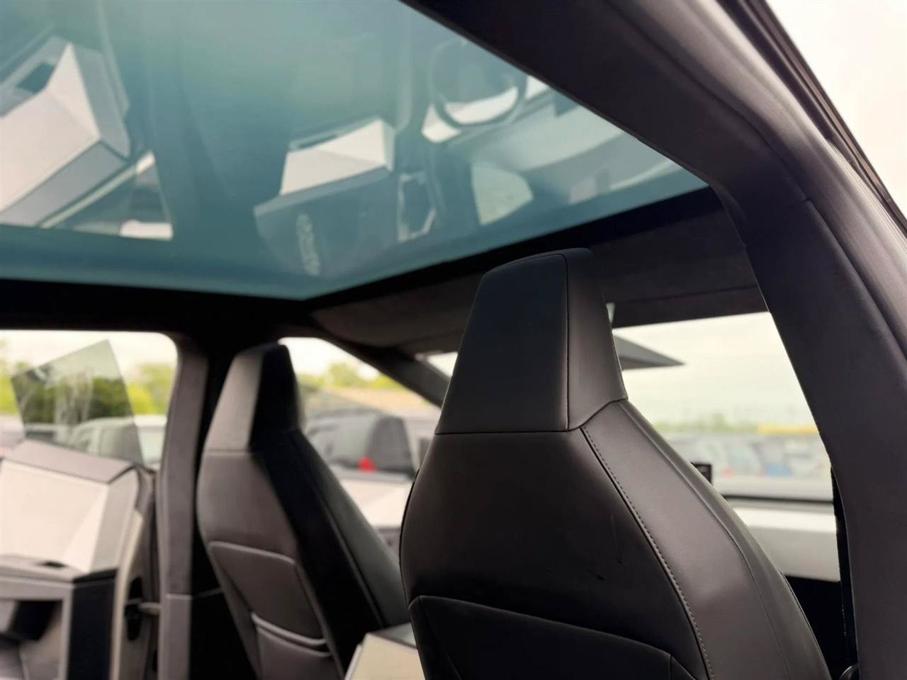 Used 2024 Tesla Cybertruck AWD Crew Cab image 38