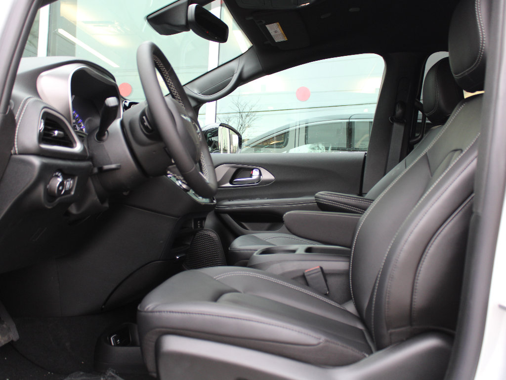 New 2026 Chrysler Pacifica Select image 10