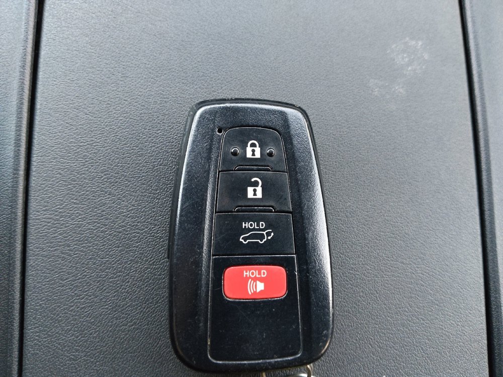 Used 2021 Toyota Highlander LE FWD image 32