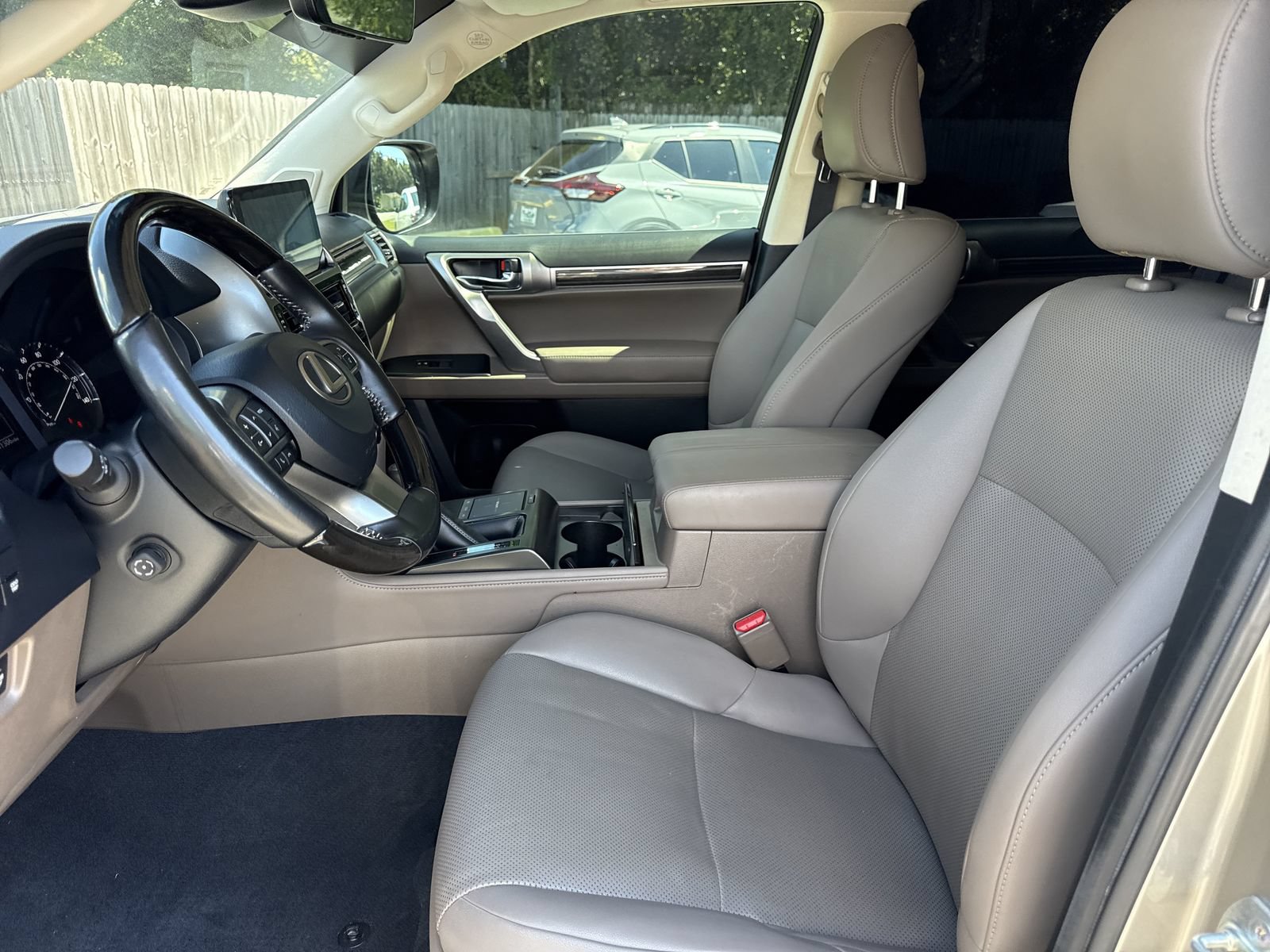 Used 2023 Lexus GX 460 Premium w/ Accessory Package AWD/4WD image 9