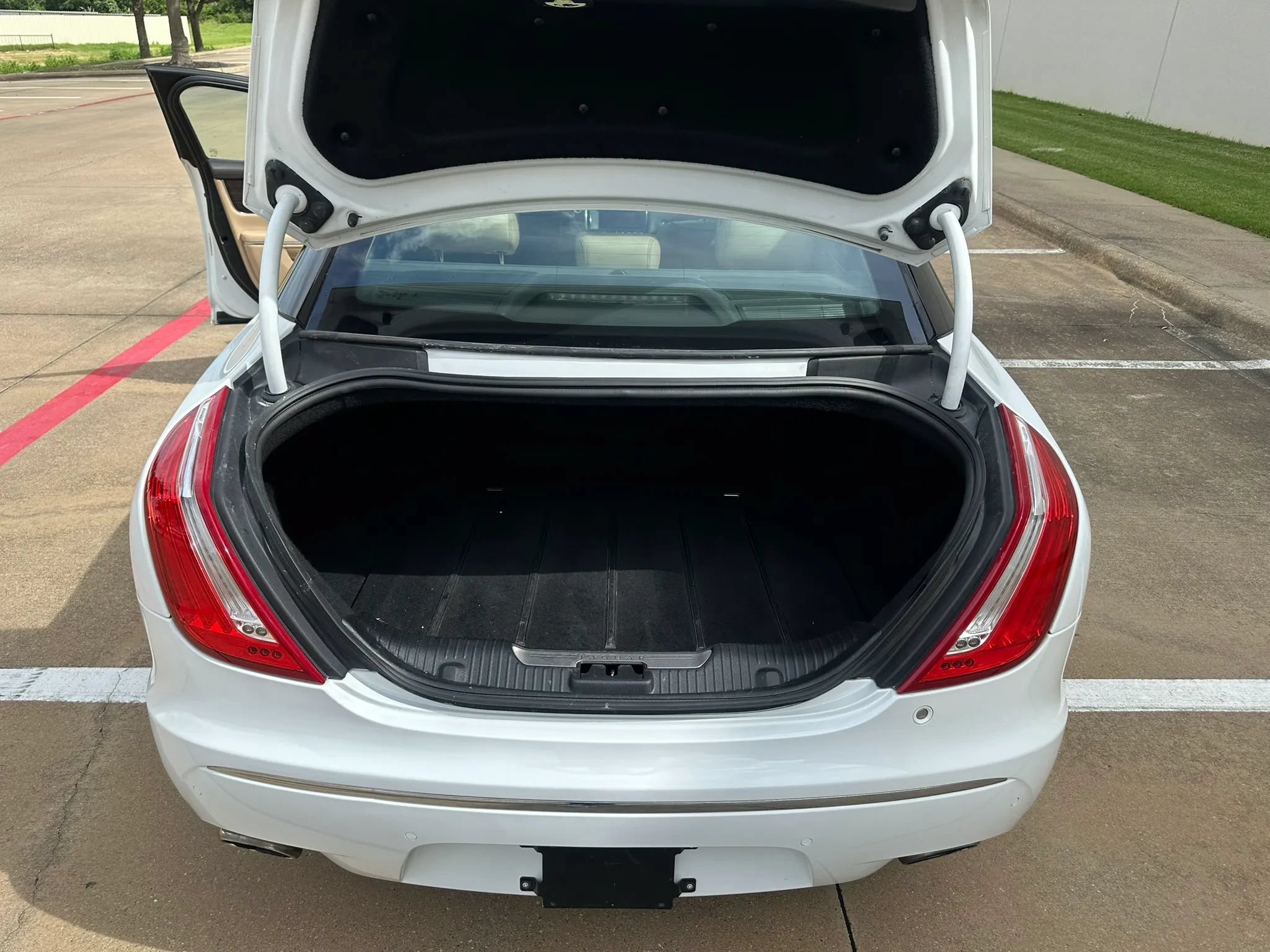 Used 2013 Jaguar XJ L Portfolio RWD image 23