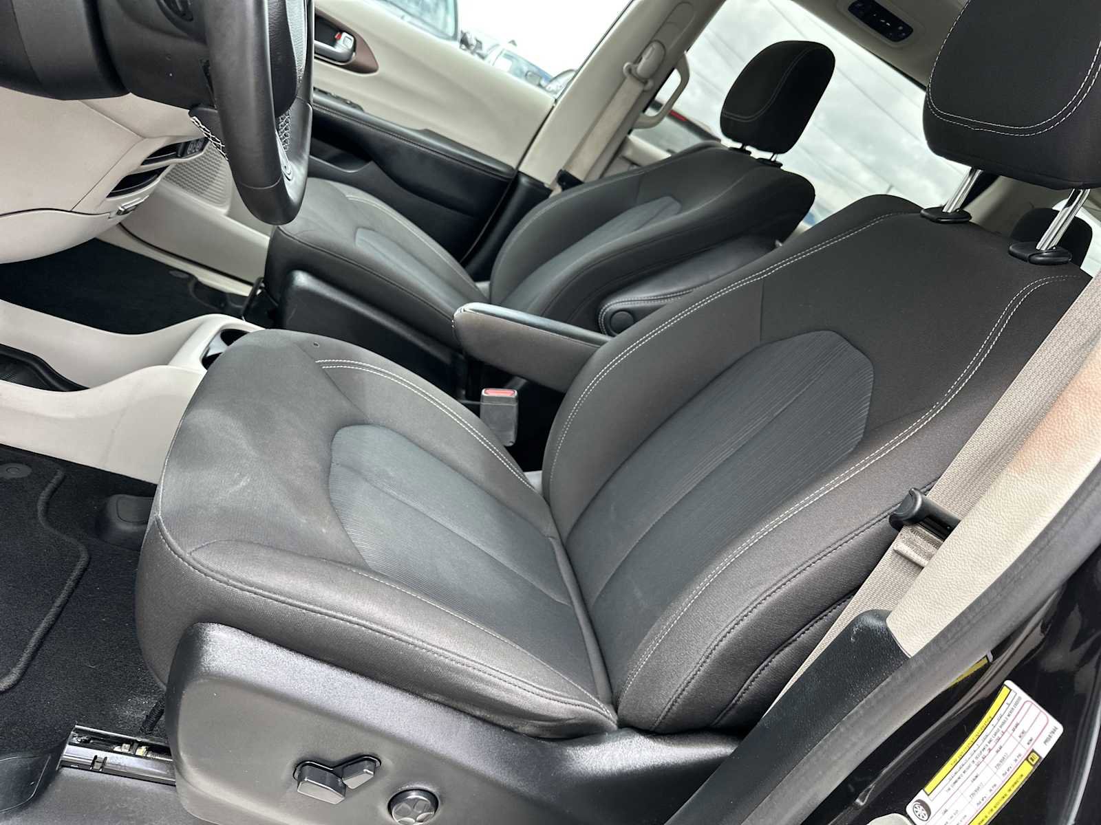 Used 2023 Chrysler Voyager LX FWD image 13