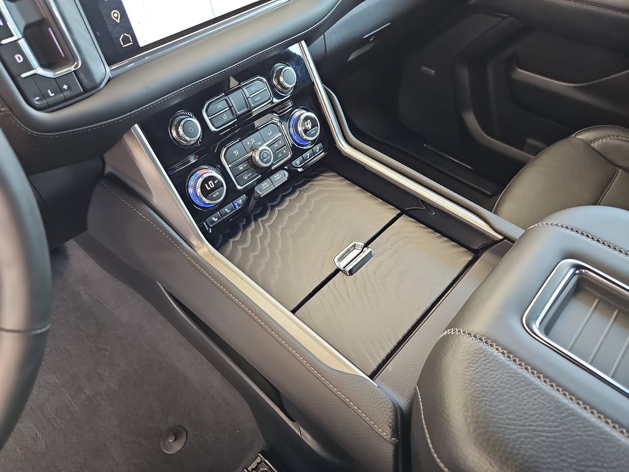 Certified 2023 GMC Yukon Denali AWD/4WD image 31
