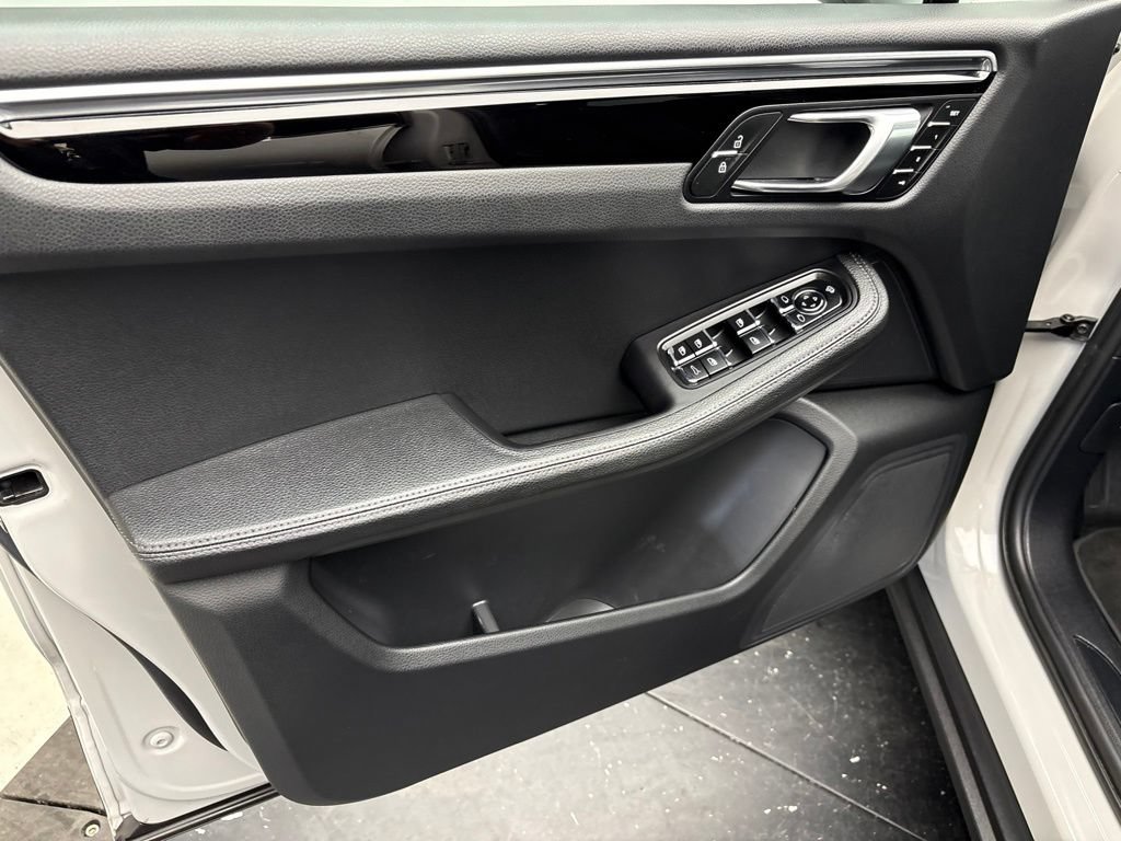 Certified 2023 Porsche Macan AWD/4WD image 4