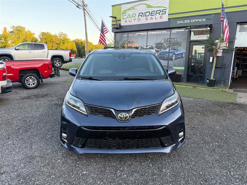 Used 2018 Toyota Sienna SE Premium w/ Carpet Mat Package FWD image 2