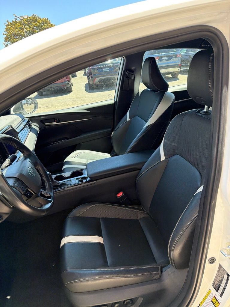 Used 2025 Toyota Camry SE FWD image 6