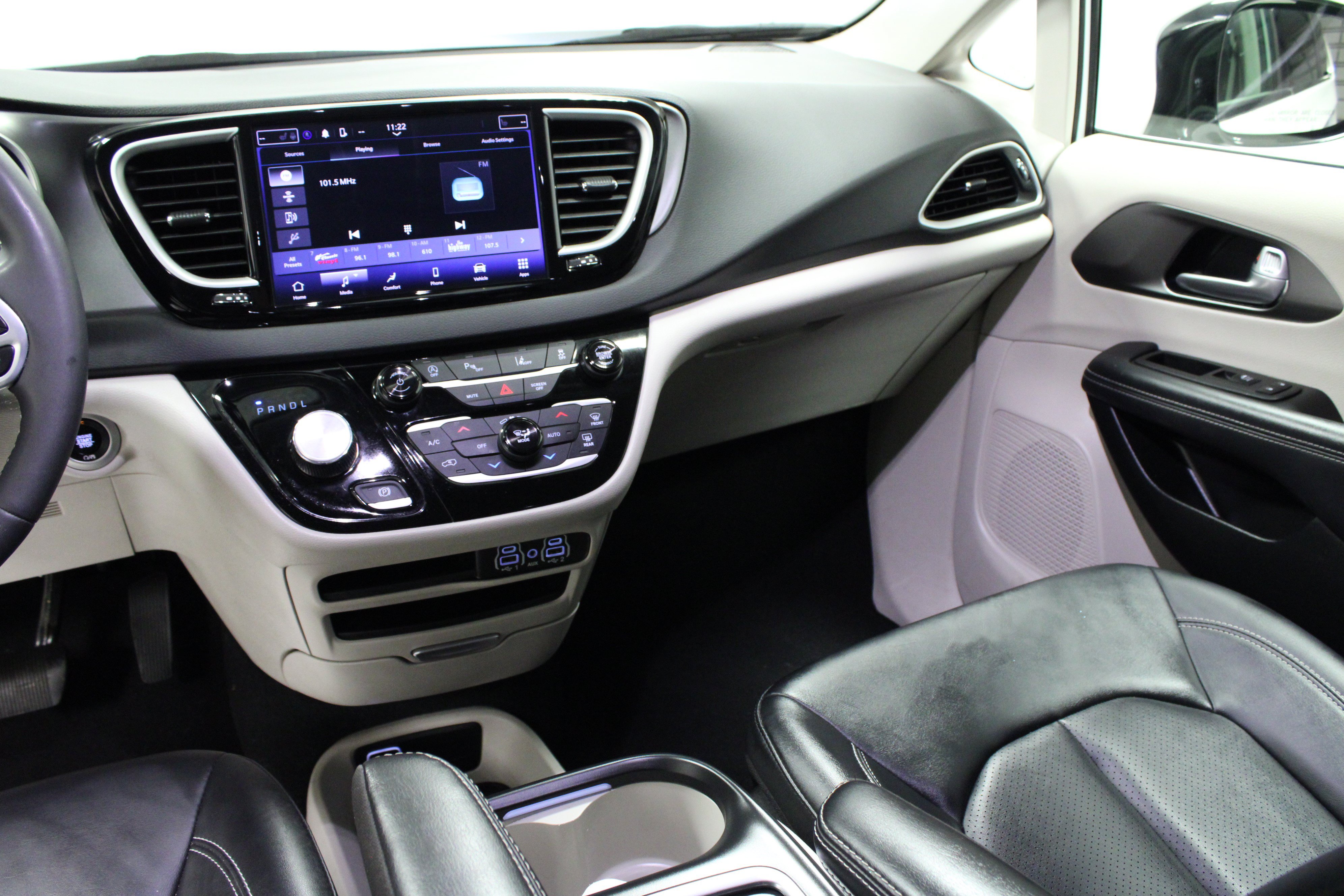 Used 2024 Chrysler Pacifica Touring-L FWD image 20