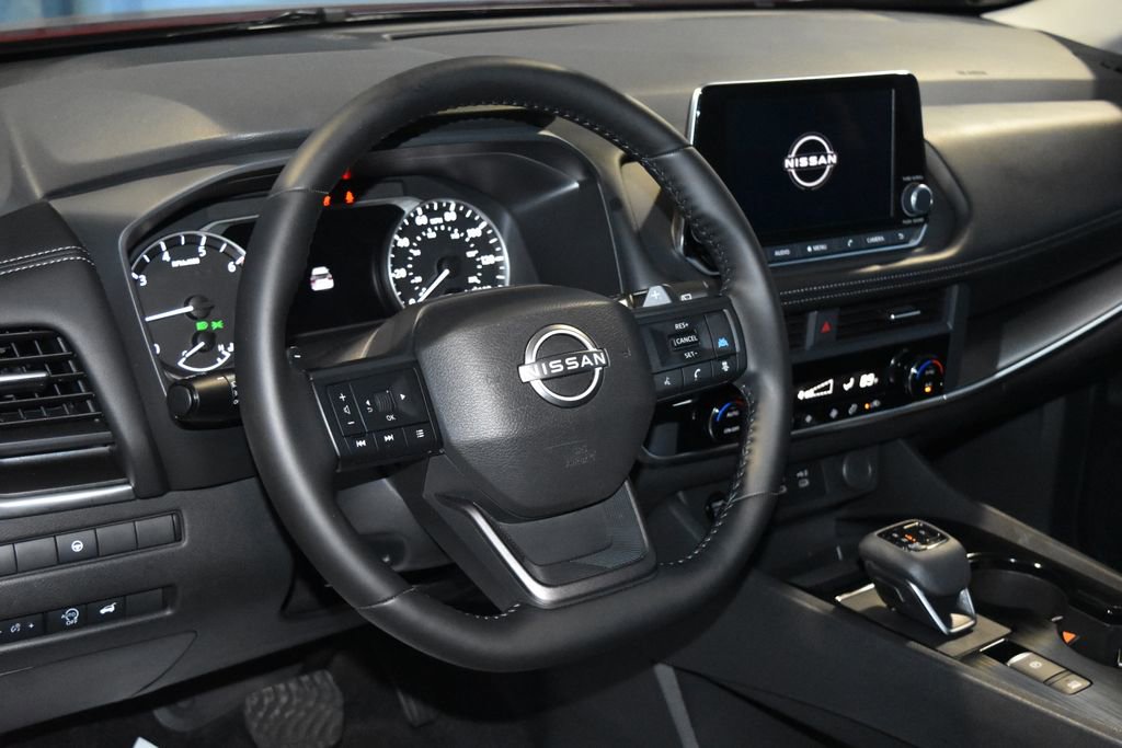 Used 2025 Nissan Rogue SV image 2