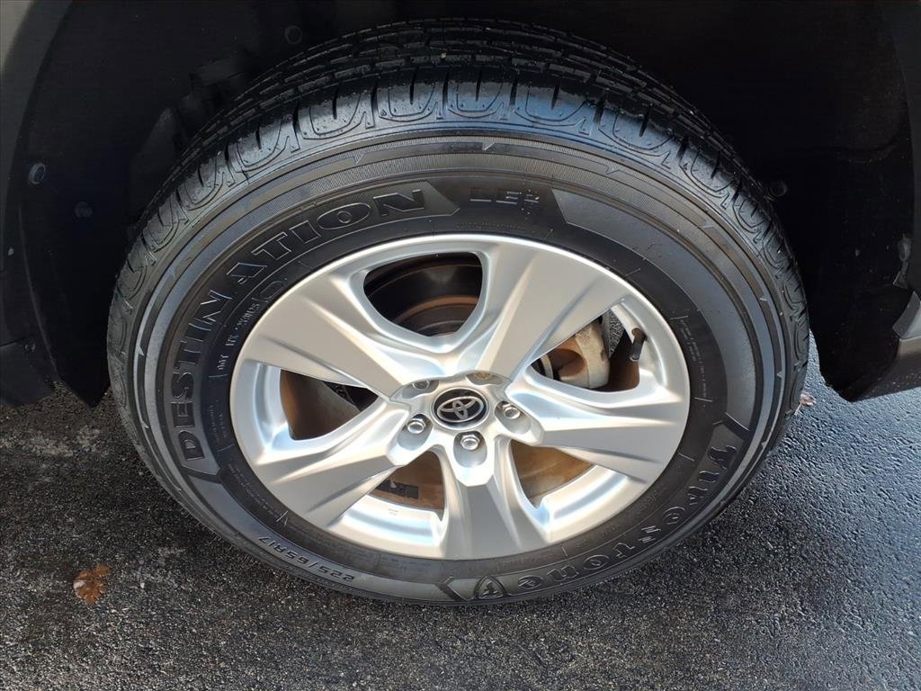 Used 2021 Toyota RAV4 XLE image 11