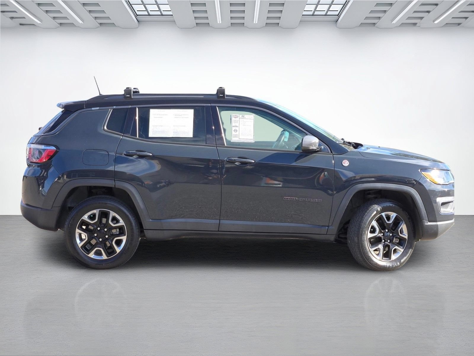 Used 2017 Jeep Compass Trailhawk w/ Navigation Group AWD/4WD image 3