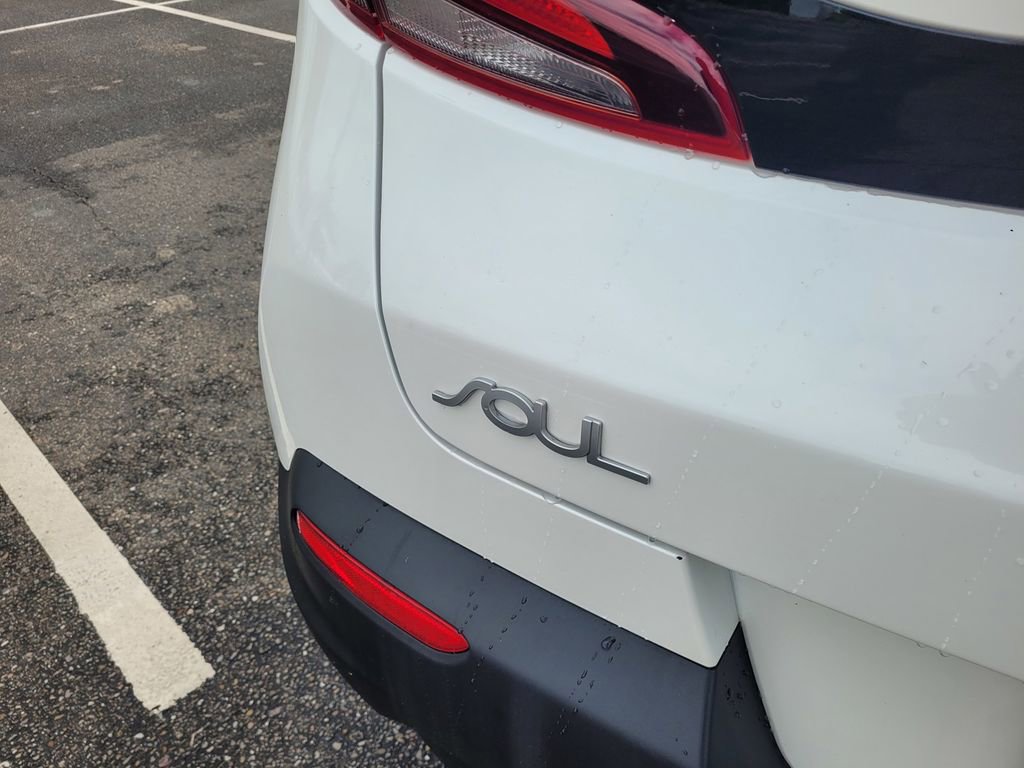 Used 2022 Kia Soul LX image 6