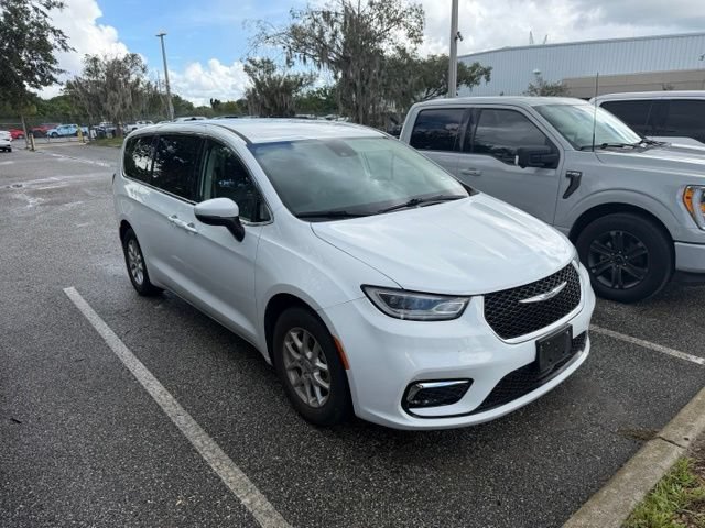 Used 2023 Chrysler Pacifica Touring-L FWD image 7