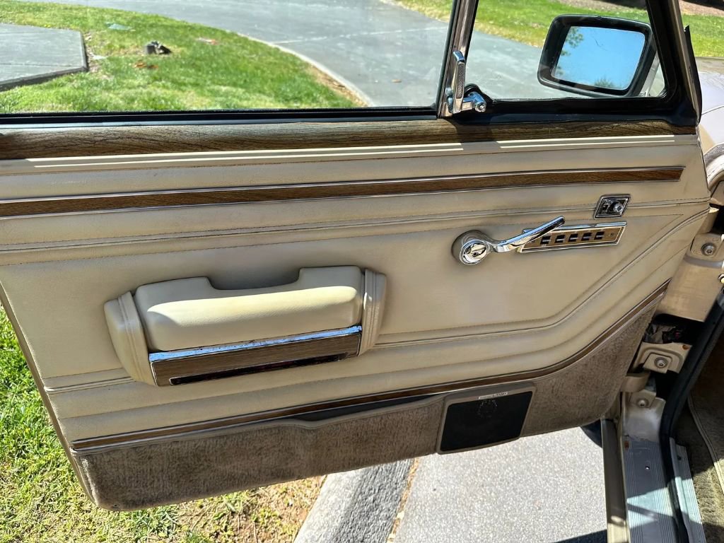 Used 1989 Jeep Grand Wagoneer image 15