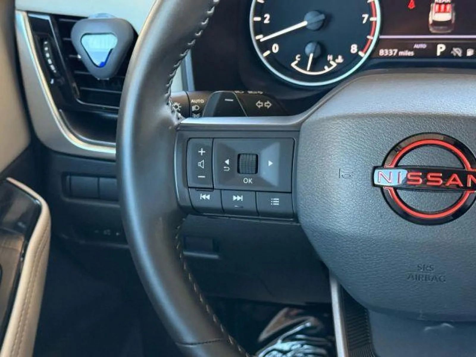 Used 2025 Nissan Rogue SV image 32