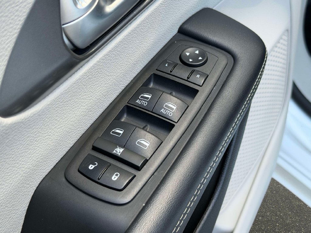 Used 2024 Chrysler Pacifica Touring-L FWD image 13