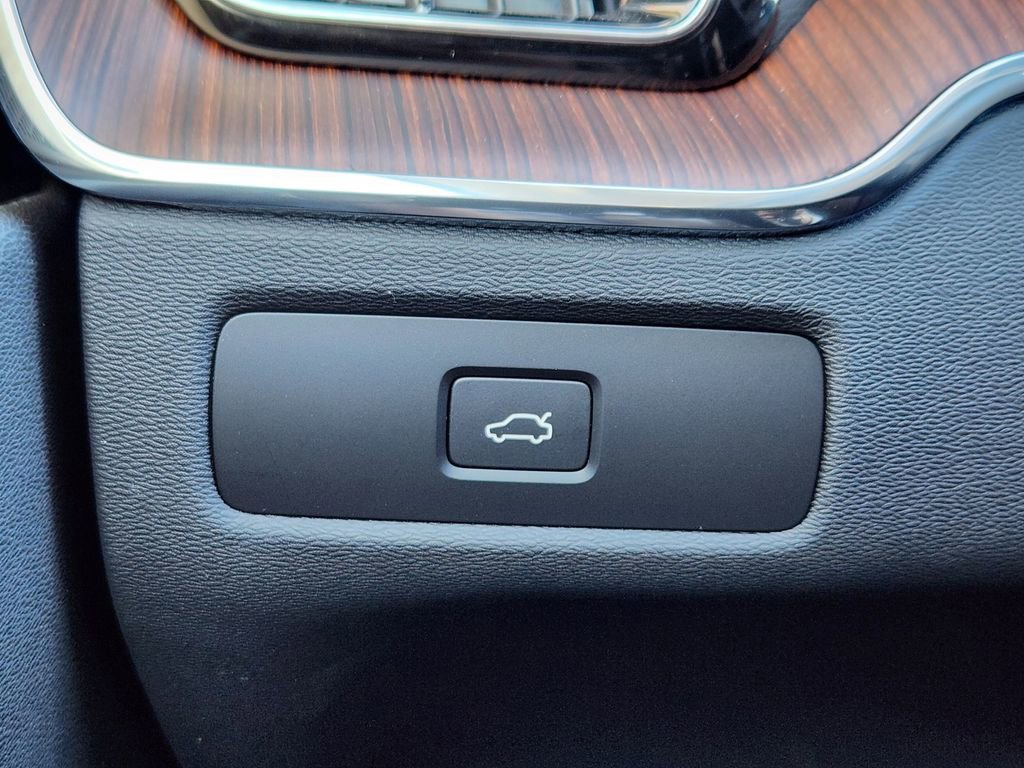 Used 2023 Volvo XC60 B6 Ultimate w/ Climate Package image 12