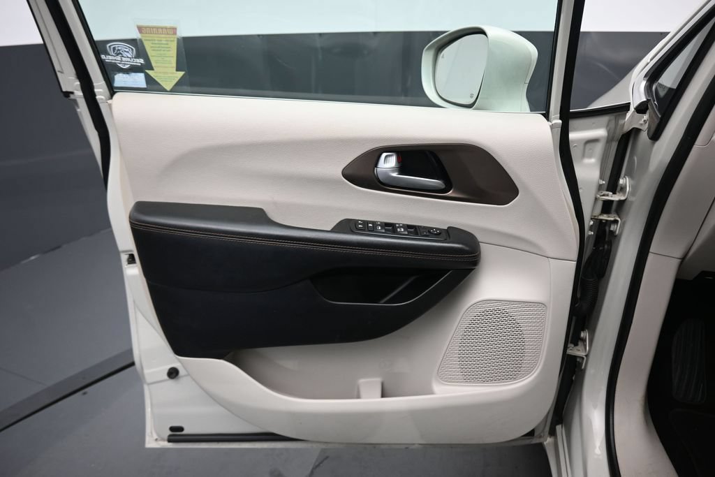 Used 2017 Chrysler Pacifica Touring-L w/ Tire & Wheel Group FWD image 9
