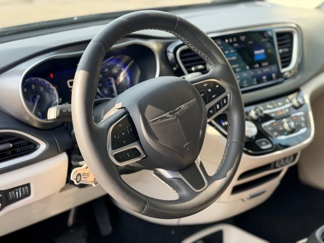 Used 2023 Chrysler Pacifica Touring-L image 7