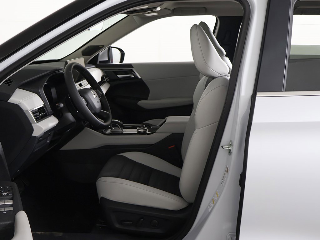 New 2025 Mitsubishi Outlander SE image 29