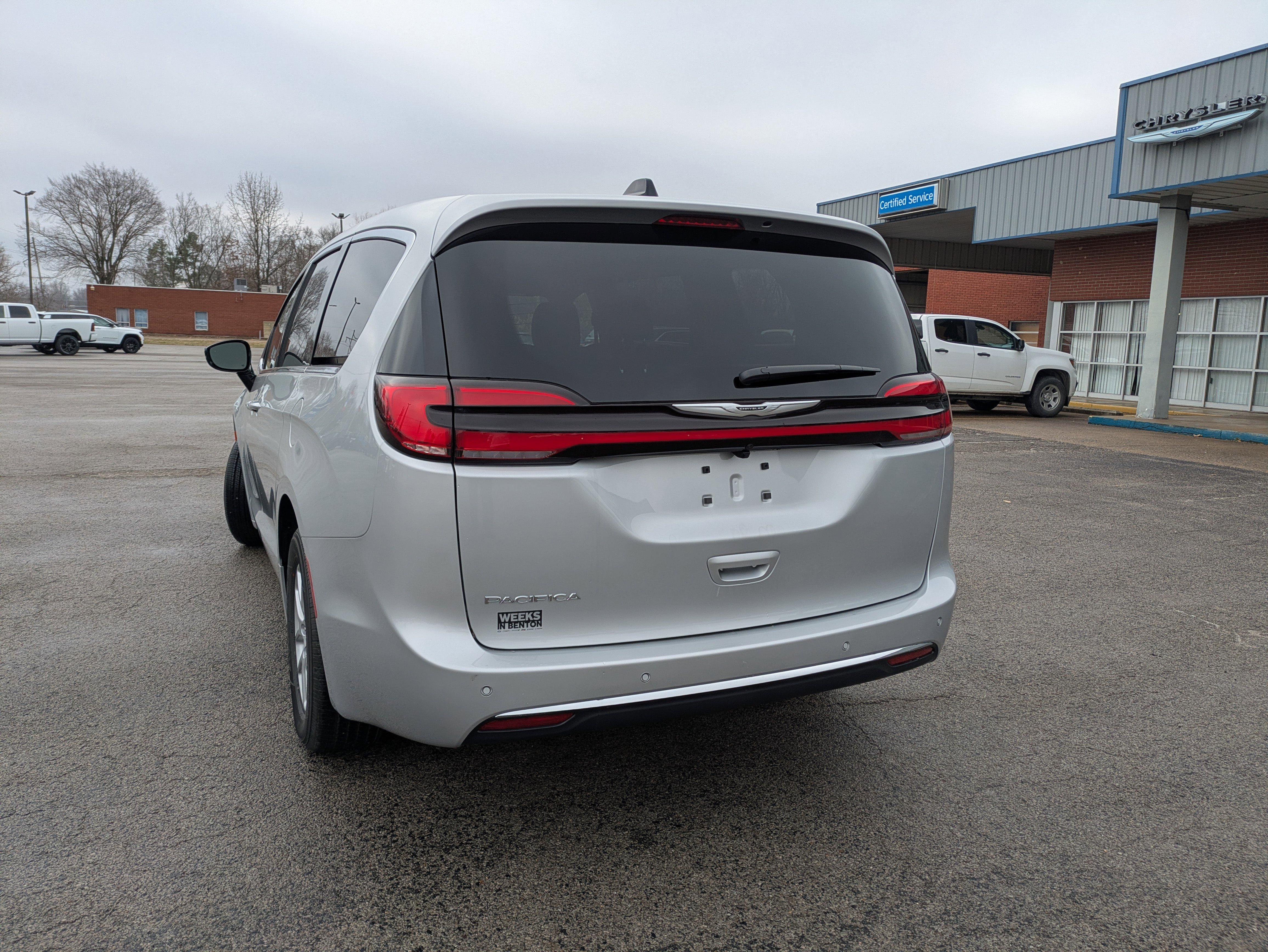Used 2026 Chrysler Pacifica Select image 5