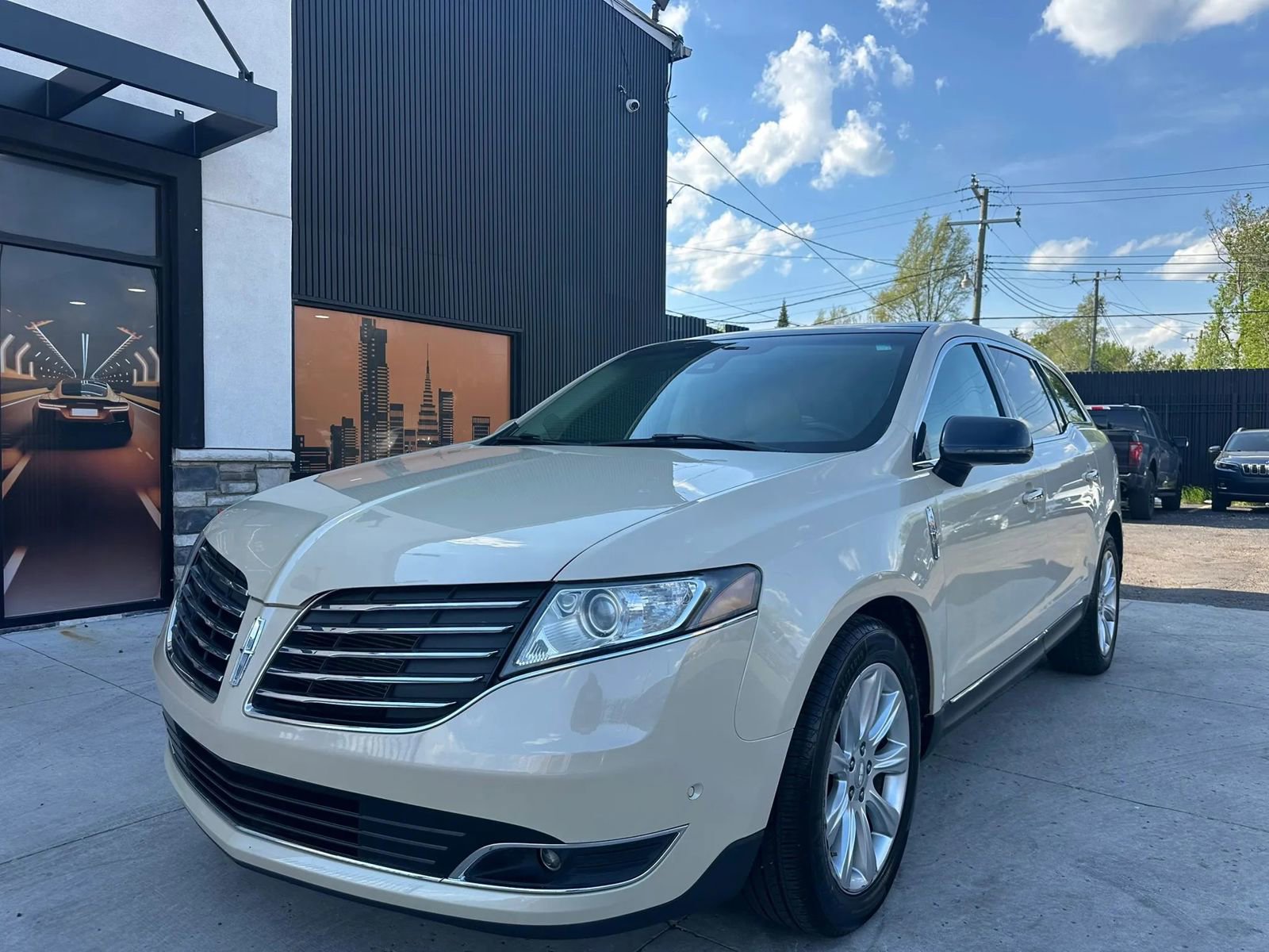 Used 2018 Lincoln MKT AWD w/ Technology Package image 1