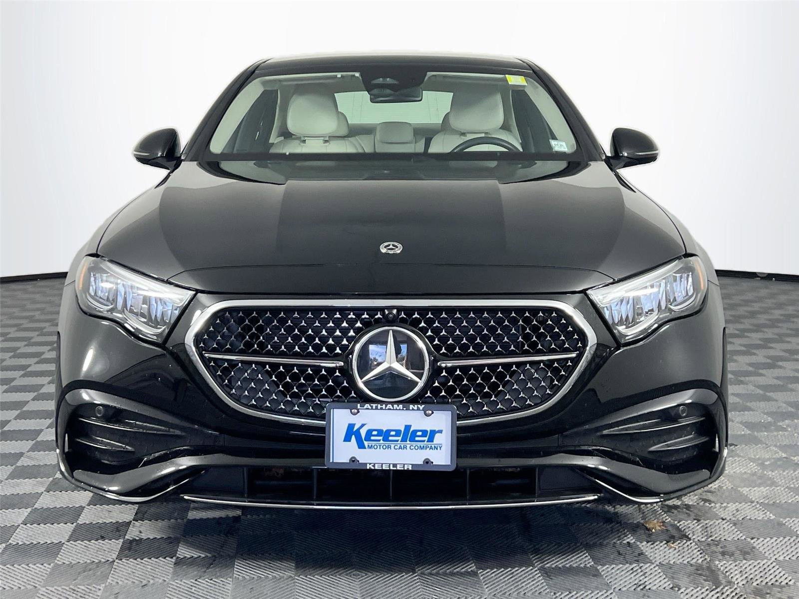 Used 2025 Mercedes-Benz E 350 4MATIC Sedan image 9