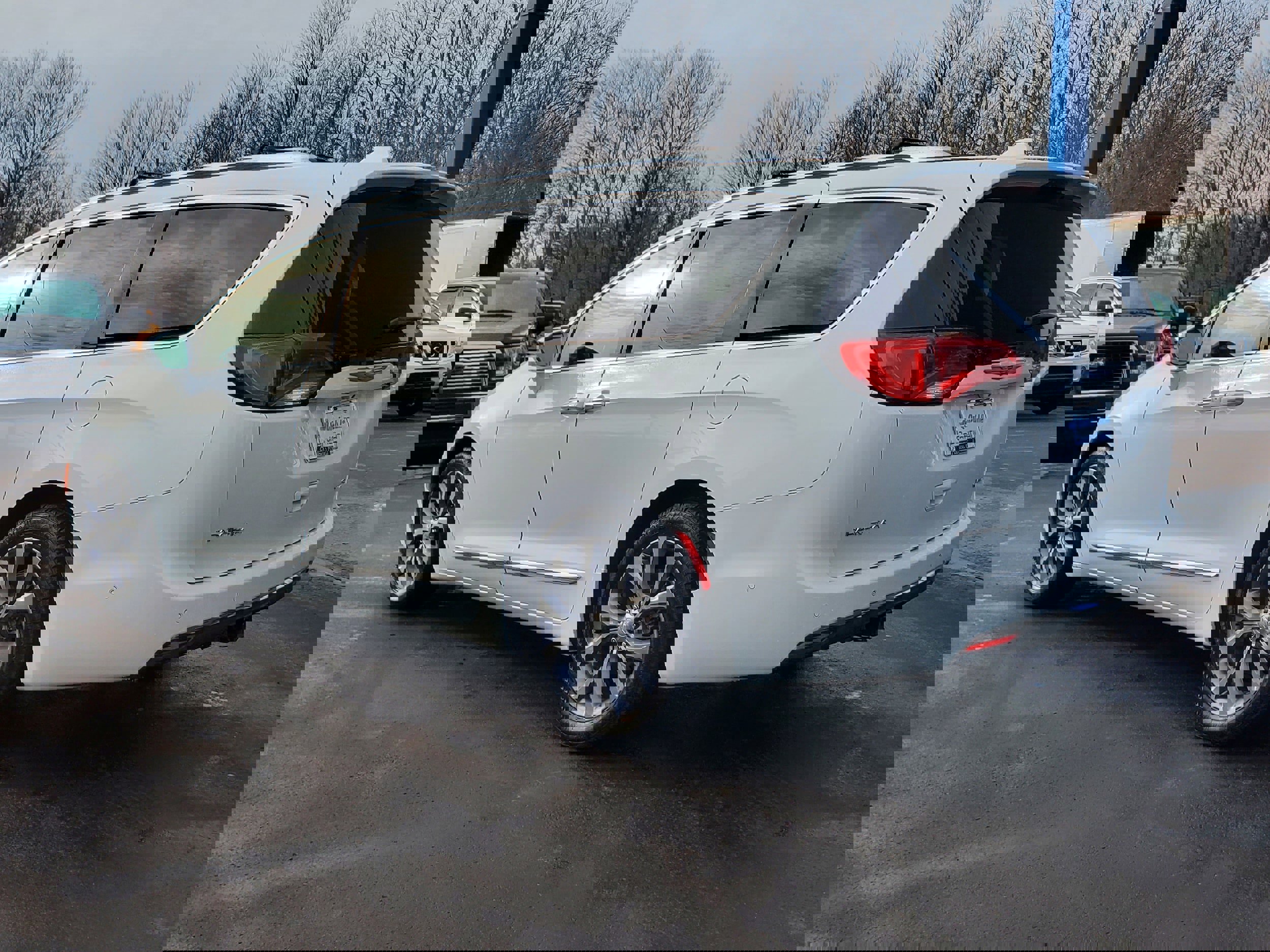 Used 2019 Chrysler Pacifica Limited w/ Tire & Wheel Group image 3