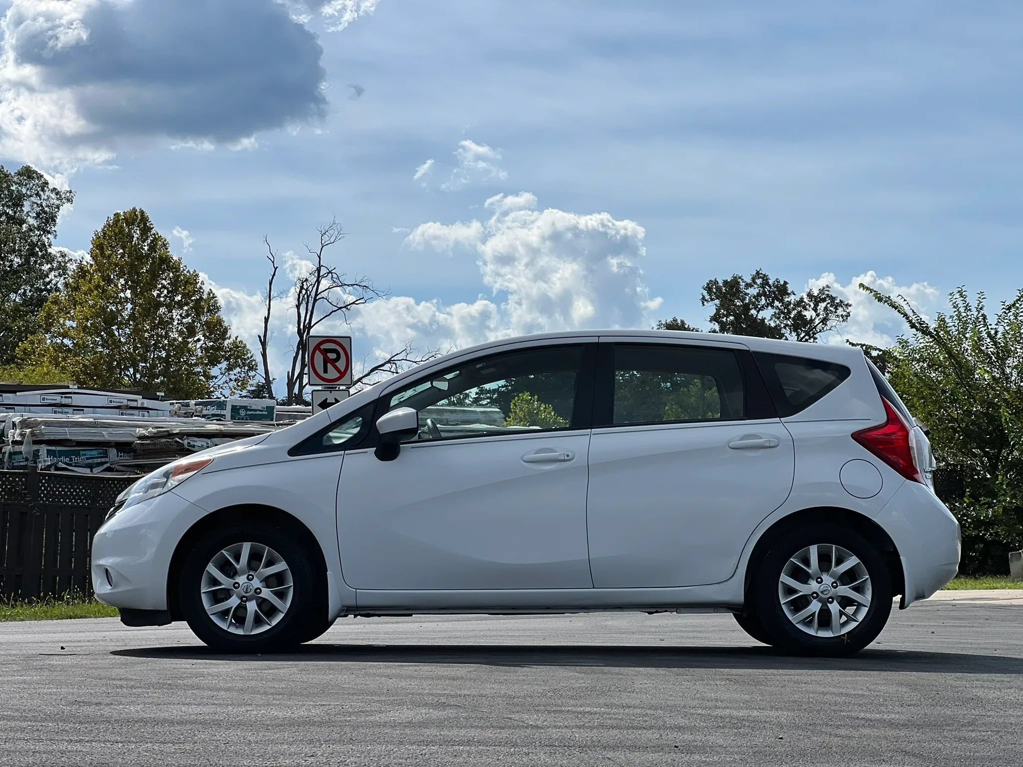 Used 2015 Nissan Versa Note SV w/ SV Appearance Package FWD image 2