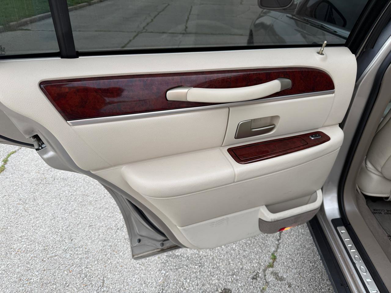 Used 2003 Lincoln Town Car Signature RWD image 22