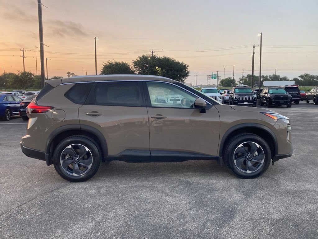 Used 2025 Nissan Rogue SV w/ SV Premium Package FWD image 4